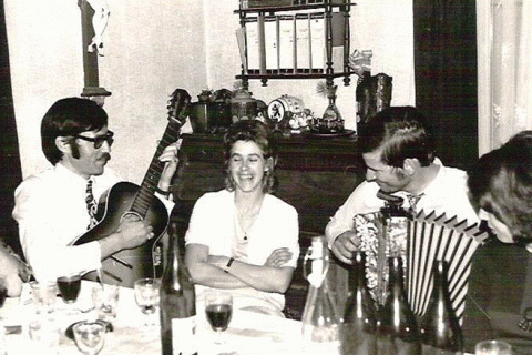 André und Albert spielen zum 20. Geburtstag von Erna.gif